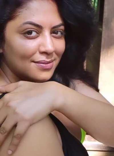 Kavita Kaushik Deeeeeeep Clevage 😍😍😍