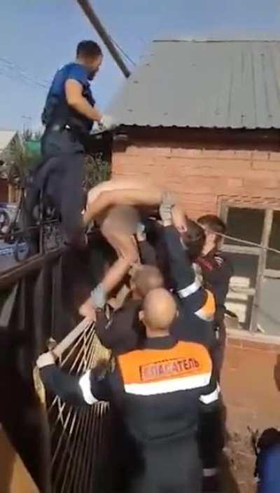 WCGW climbing a fence drunk (+nude)