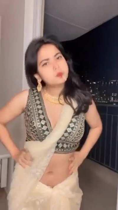 saloniyaapa hot