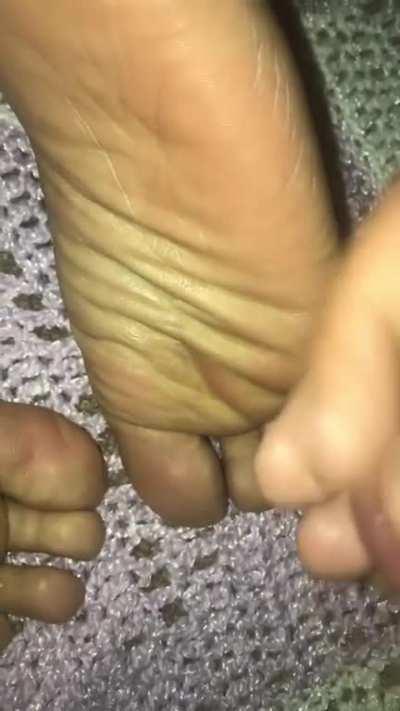 I loved shooting my cum all over my gf’s feet 🦶🏼 💦💦