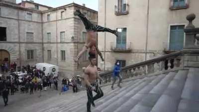 Two men head-to-head climb 100 stairs in 53 seconds without any hand contact