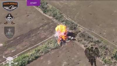 Full video of the destruction of a Russian T-80 by a Ukrainian FPV kamikaze drone, with a record-breaking 