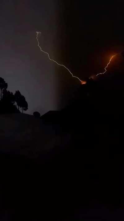 Volcanic lightning caused by Volcano eruption & not by thunderstorm