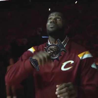  LeBron James, scream if you love Dakrtide! 