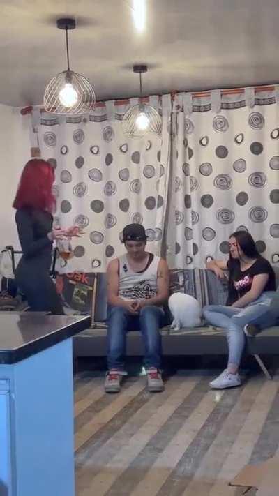 Un capítulo más de latino Channel: novio en reunión de amigas