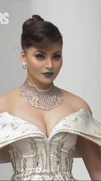 Urvashi Rautela 🔥 Looking Sexy Flaunt her Milky Boobs 🔥 