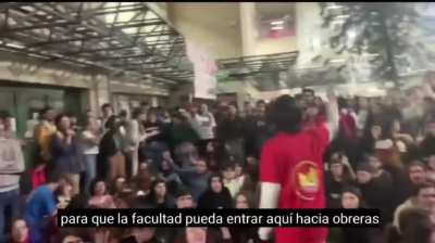 FILOSOFÍA Y LETRAS - Estudiantes tomaron la facultad por tiempo indeterminado hasta que caiga el veto presidencial.