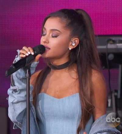 ArianaGrandeHands