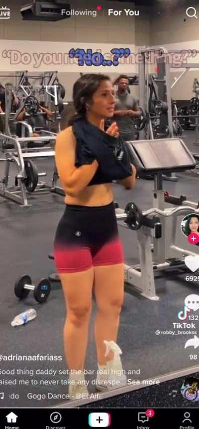 Girl recording at the gym gets offended when someone stares in her general direction.