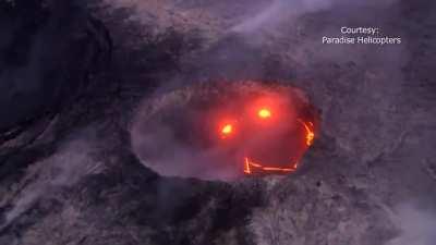 Kilauea (Hawaii, USA)’s Volcanic lava looks like smile emoji ( 🙂 )! 🎥Mick Kalber/Paradise Helicopters