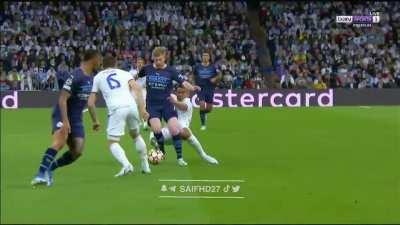 Casemiro scissor tackle on De Bruyne - 8'