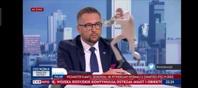 a red spy has suddenly appeared on Polish goverment TV live (screenrecord version because the original link is region locked)