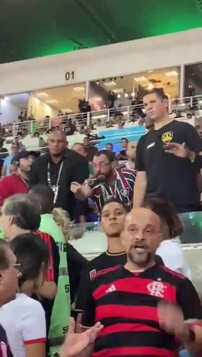 Mario Bittencourt, presidente do Fluminense, entrou numa briga após se irritar com provocação de torcedores do Flamengo no Maracanã. 🎥 @simpraisa