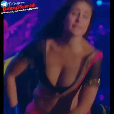 Kareena's shaking cleavage