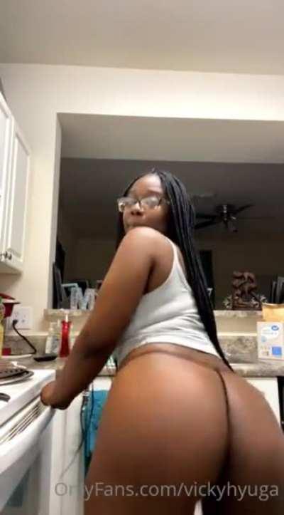 twerking in kitchen 🔥