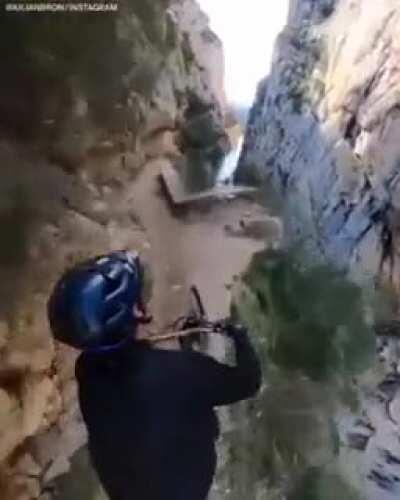 I’m not sure I could even walk that trail without falling, this guy is awesome!