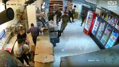 Israeli soldiers burst into bakery in the West Bank and beat up Palestinians working there