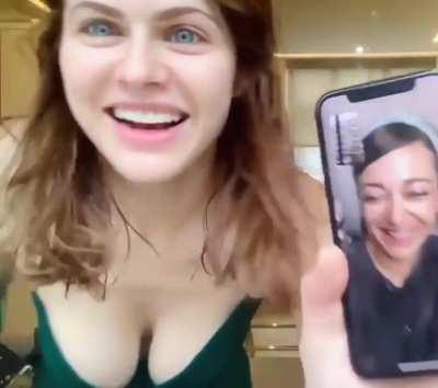 Alexandra Daddario show her boobs