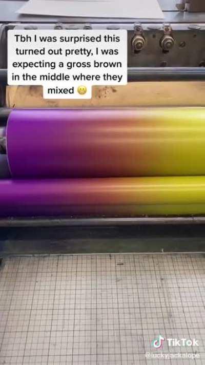 Mixing yellow and purple on a printing machine ends up with a surprising result!