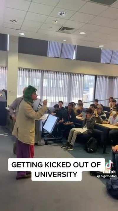 Teacher kicks out tiktoker from lecture