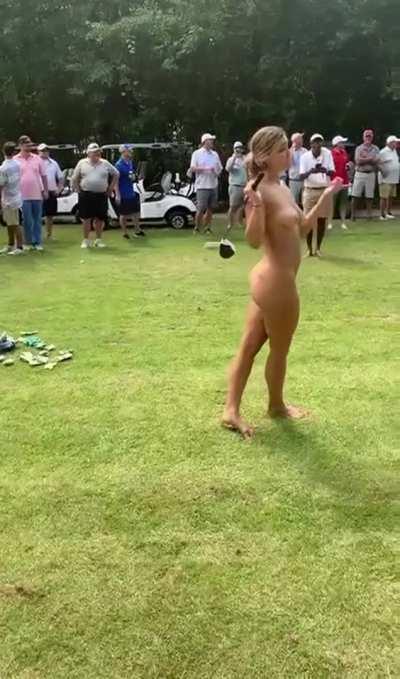 Naked golf swing with an audience ⛳