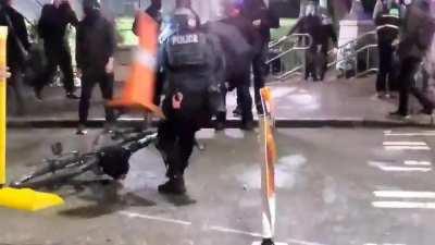 [Last night's riot] Rioter attacks police officer with a bat