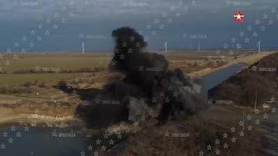 Russian forces blowing up Dnieper dam built by Ukrainians. Securing Crimeas agricultural and civil water supply.