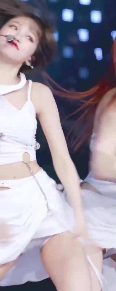 Chaewon cameltoe 🤤 (longer)