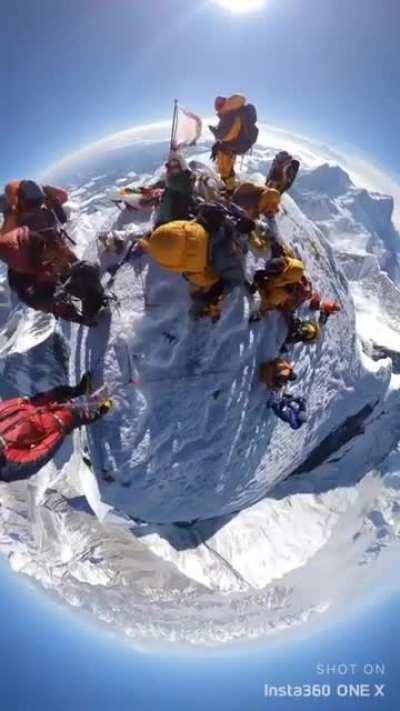 360° view from the top of Mount Everest.