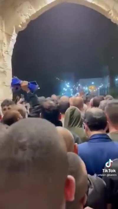 Palestinians March Chanting Into Masjid Al-Aqsa - Labbaik