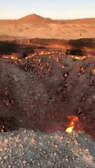 🔥 &quot;Gate of Hell&quot; This fire pit in Turkmenistan’s Karakum desert has been burning since 1971.