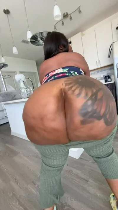 Mountain Booty Twerking In The Kitchen 🍑 🍑 🍑 🍑