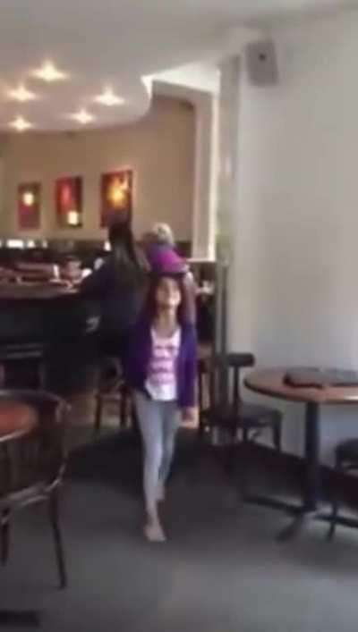 Kind little girl feeds homeless guy her restaurant food, dad couldn't be prouder