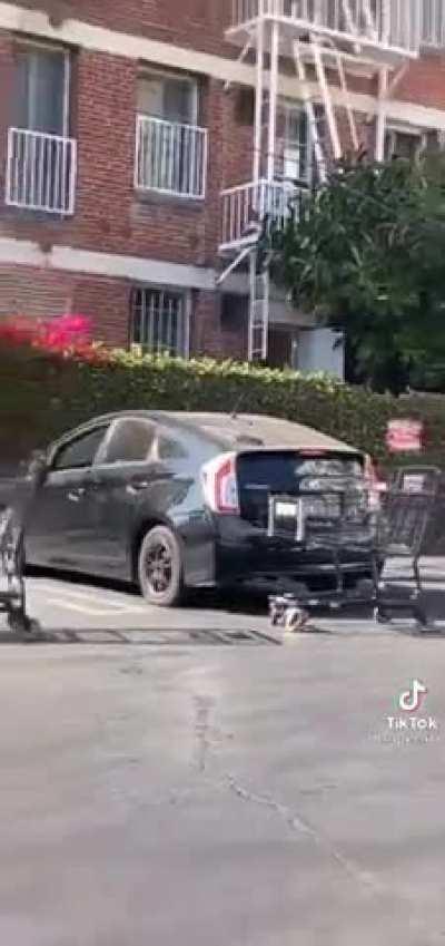 Entitled guy cant put away his shopping cart and gets angry about it 🤦🏻‍♂️