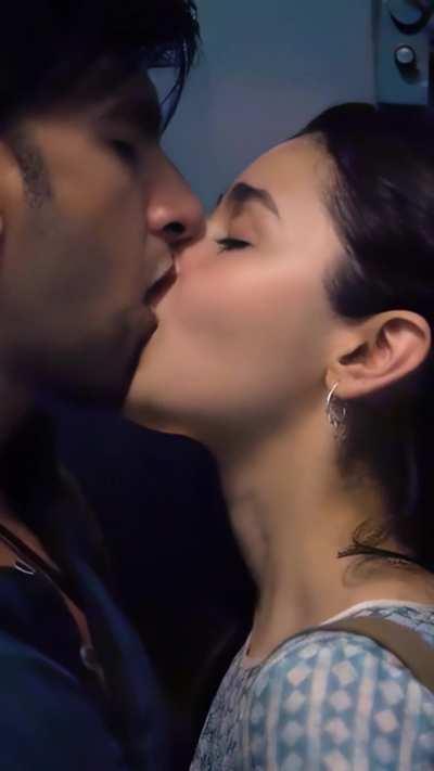 Alia Bhatt long kiss