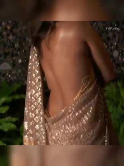 Priyanka Chopra teasing us in the sluttiest way possible, wearing just a saree