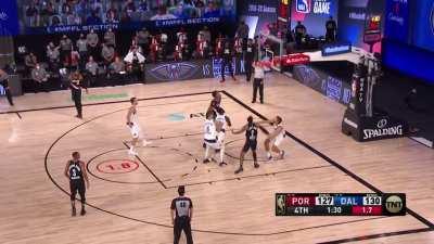 [Highlight] Damian Lillard hits the ridiculous three for 61 points