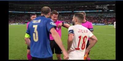 Chiellini &quot;bullying&quot; Alba. Jordi doesn't appreciate it