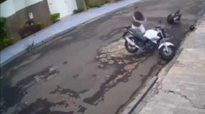 Man tries to steal womanˋs motor scooter and fails