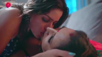 Komal Ruthula (Amanda Sharma) , Anu Maurya HOT Boobs Lesbian Threesome Kissing Sex Scene In Pehredaar S05 Ep 07 -2 Primeplay