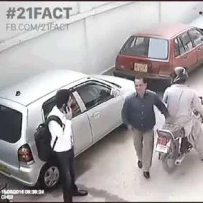 Watch this man survive from an armed theft in easy way.