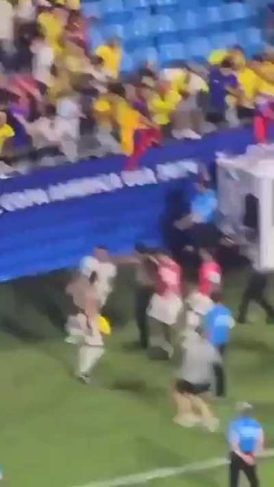 Darwin tries to throw a chair at the Colombian fans 