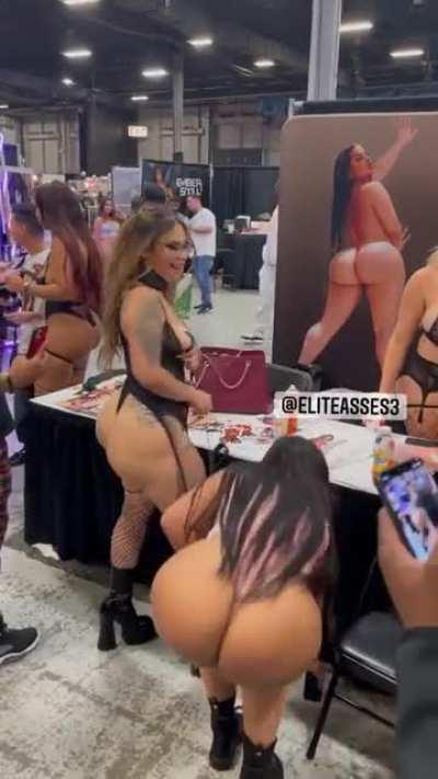 I went to exxxxotica New Jersey and when I tell you B£@h Gigi ass is so fat in person OMG 😩