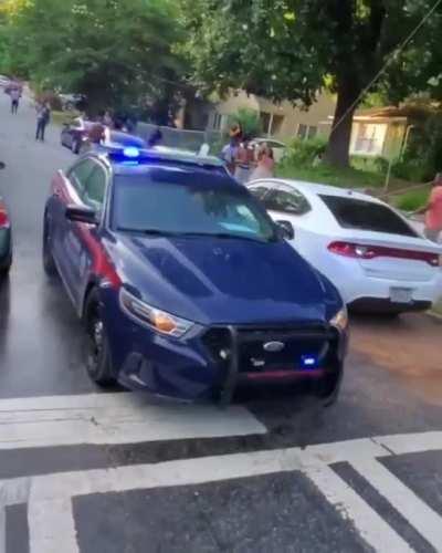 Multidão ataca policiais em Atlanta