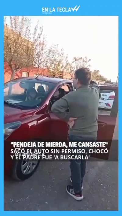 La nena sacó el auto sin permiso y chocó. Papá se puso nervioso.