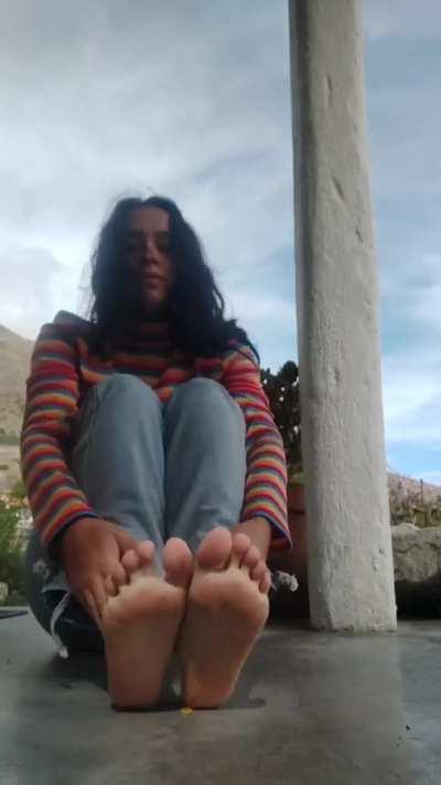 Me gusta estar al aire libre con mis pies descalzos 