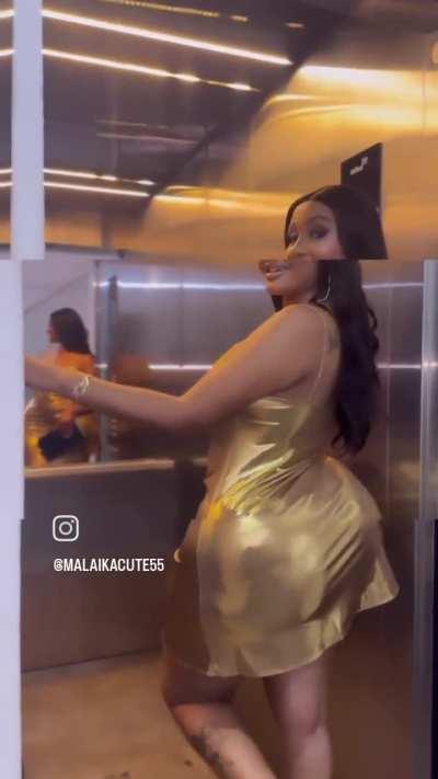 @malaikacute55 Mariamu Hassani's mammoth buttocks and hips are literally shaped and built like the ones from the actress who was playing that parody of JLo in the 2006 satirical film 