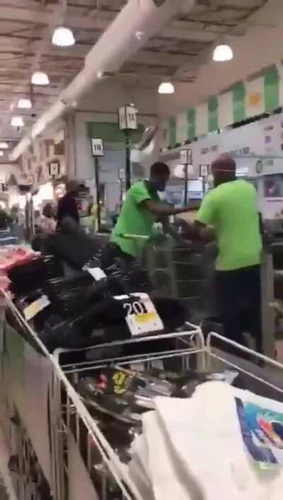 Carluxo sendo enquadrado no supermercado