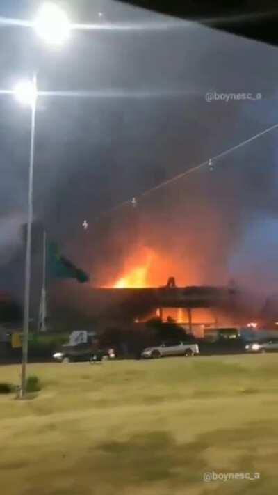 A bandeira balançando toda linda e o resto pegando fogo e se acabando, essa é a melhor representação do Brasil