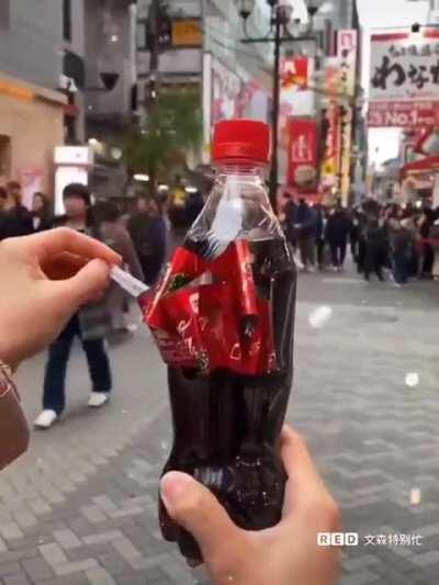 Christmas-themed Coca Cola label in Japan